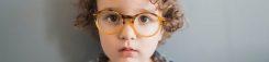 Kind mit Brille