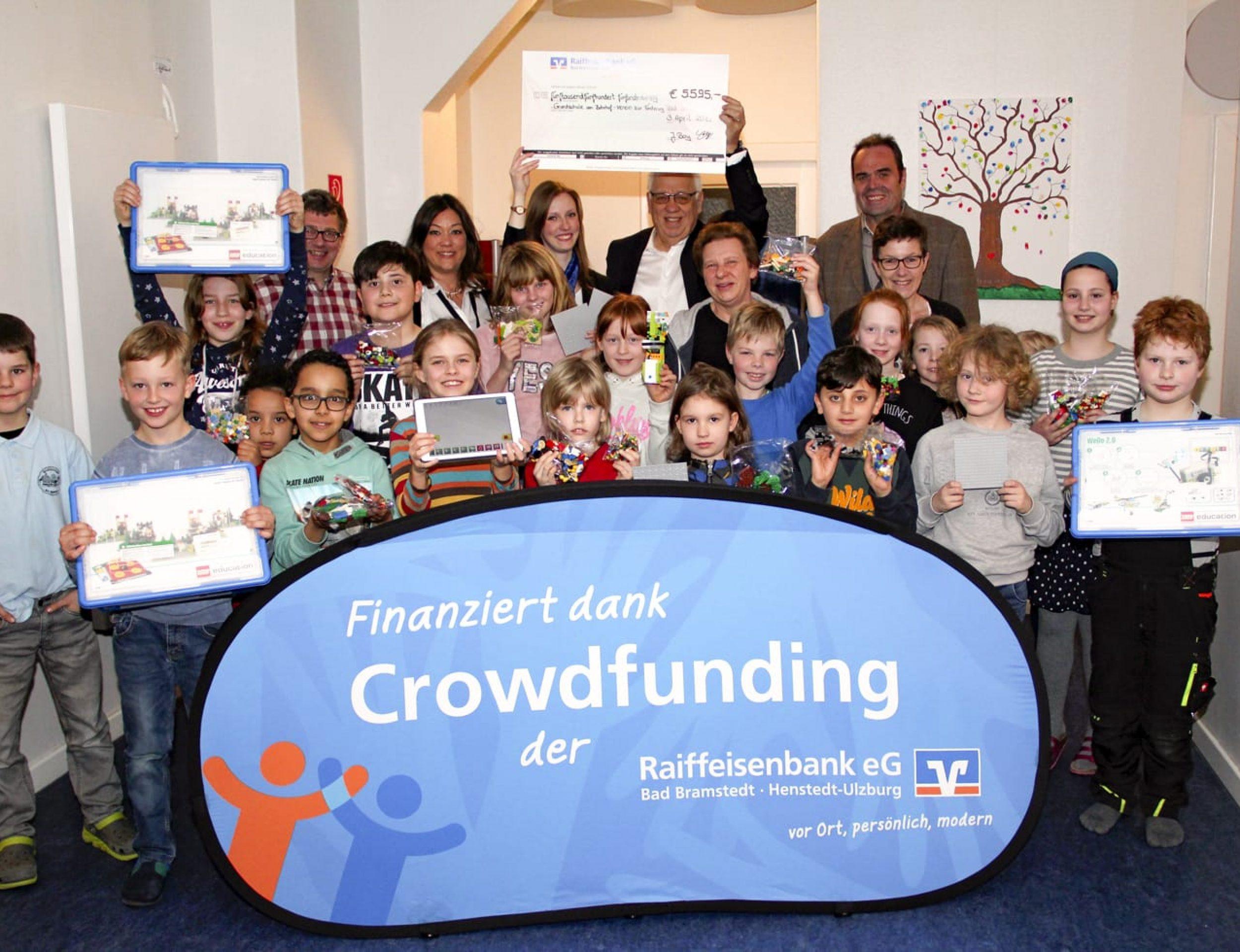 Scheckübergabe für das LEGO Projekt