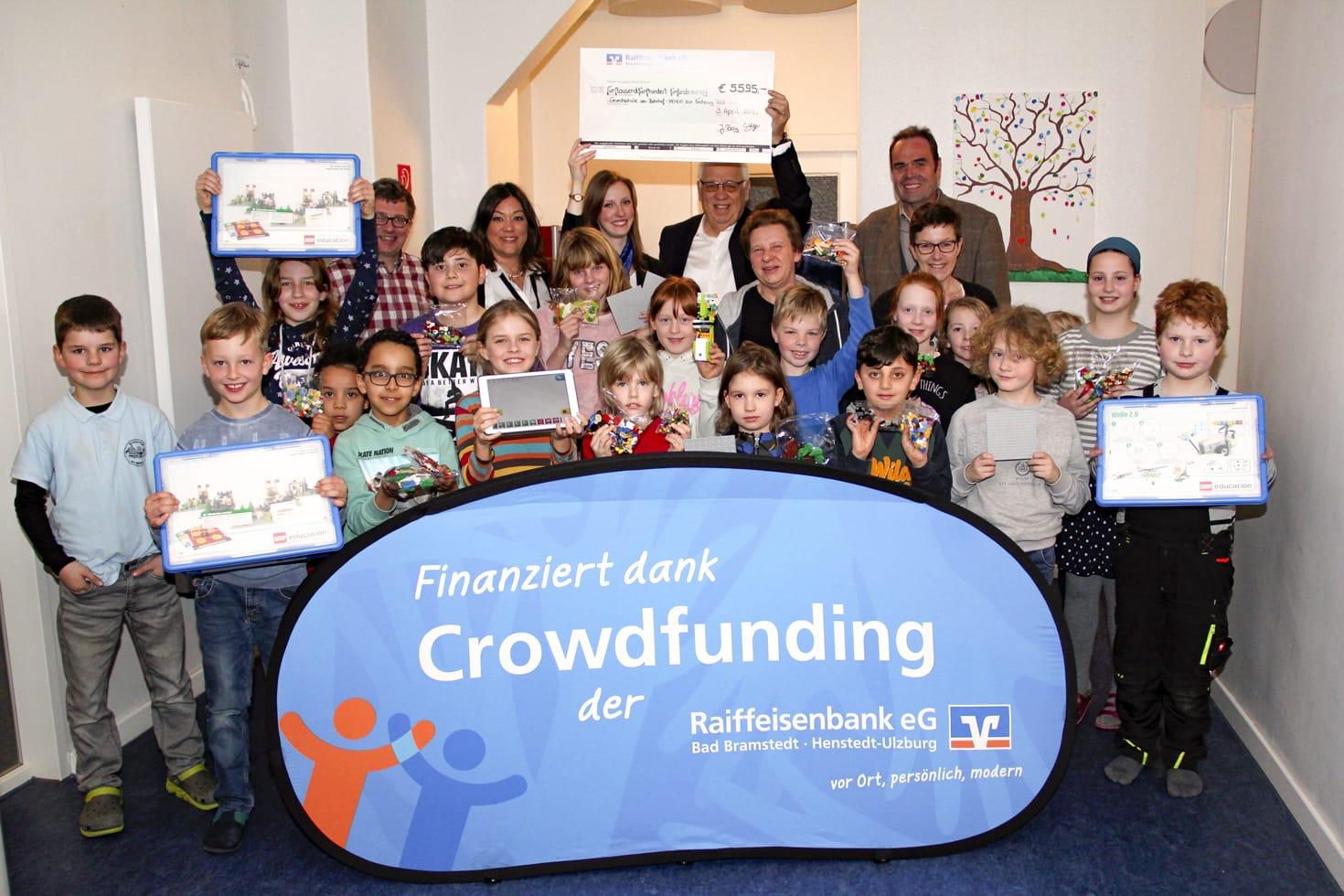 Scheckübergabe für das LEGO Projekt